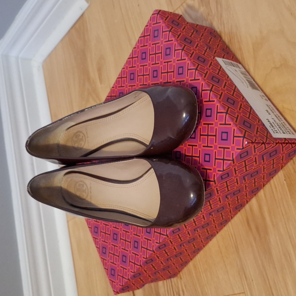 Tory Burch burgundy wedge - Picture 2 of 5